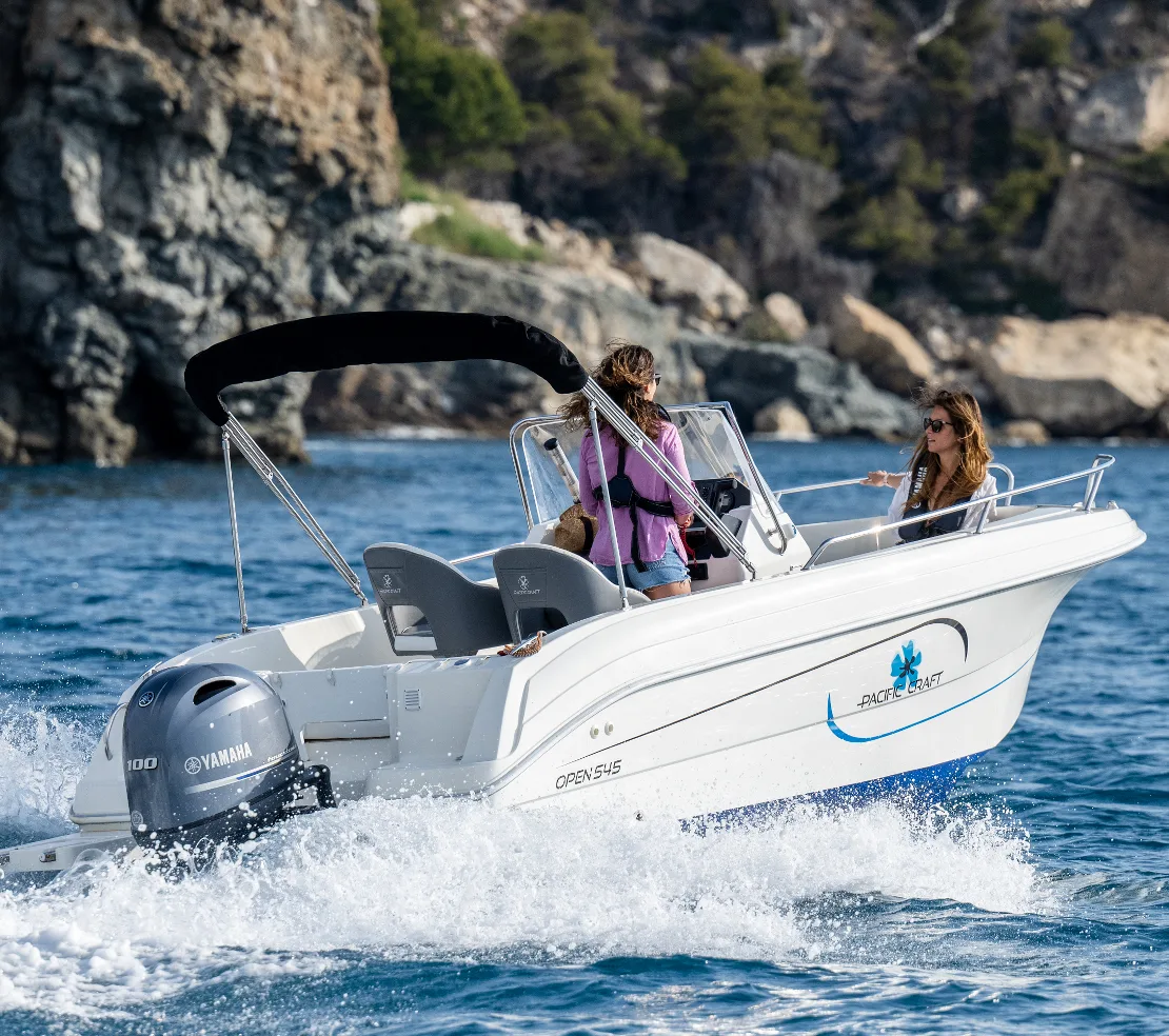 Pacific Craft 545 Open en navigation