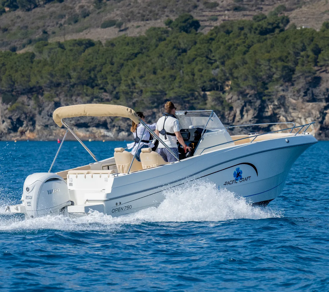 Pacific Craft 750 Open en navigation