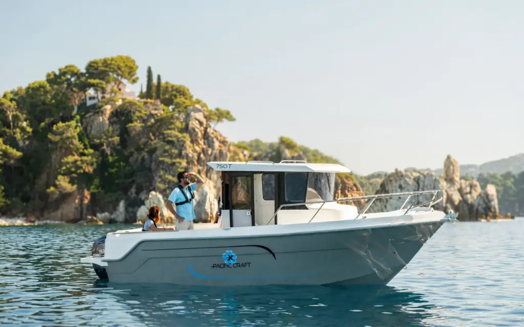 Cockpit de travail du Pacific Craft 750 Timonier avec porte-cannes latéraux