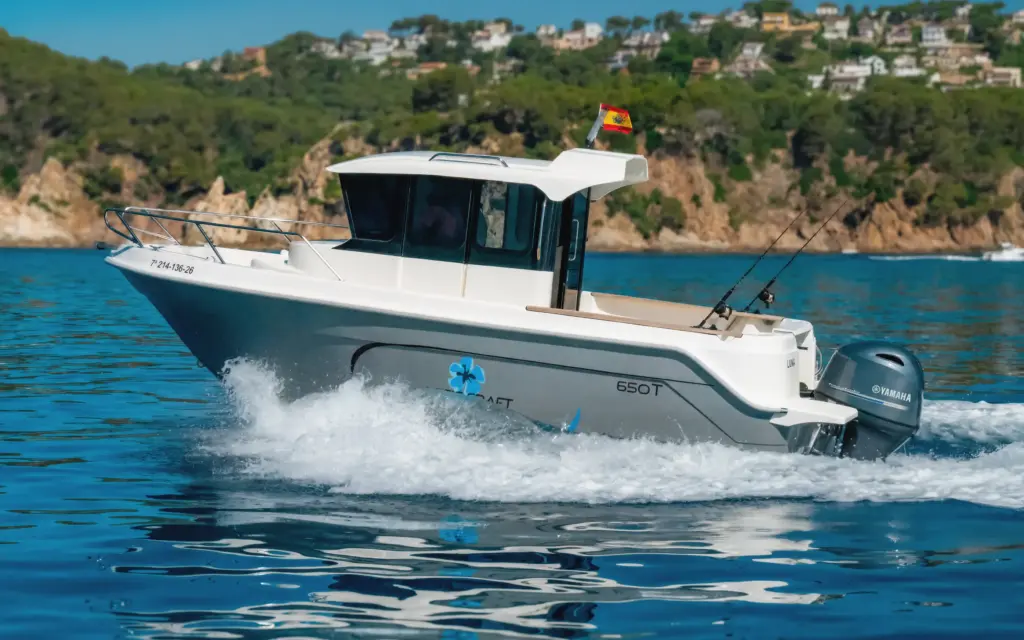 Pacific Craft 650 Timonier naviguant dans la houle à Port Ginesta