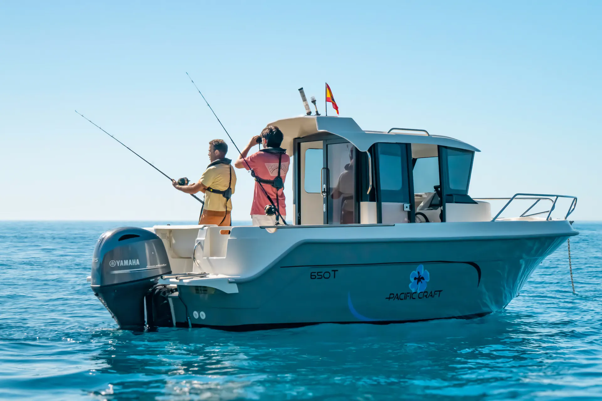 Pacific Craft 650 Timonier avec deux pêcheurs dans le cockpit