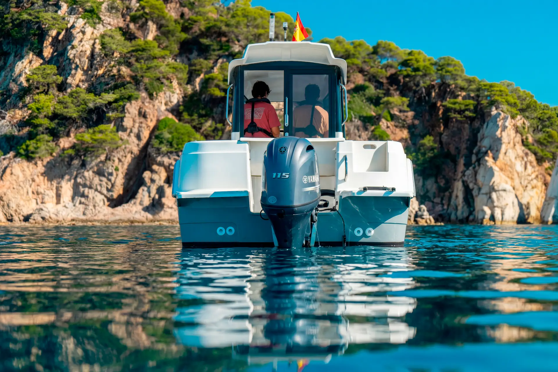 Pacific Craft 650 Timonier au mouillage dans une crique, vu de la poupe